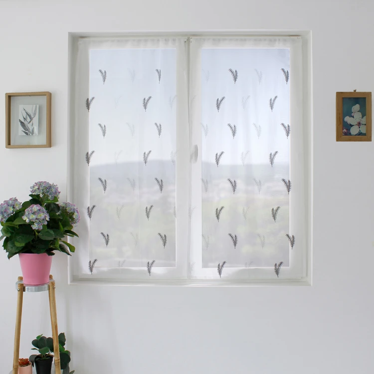 Paire de petits voilages aux broderies bicolores
