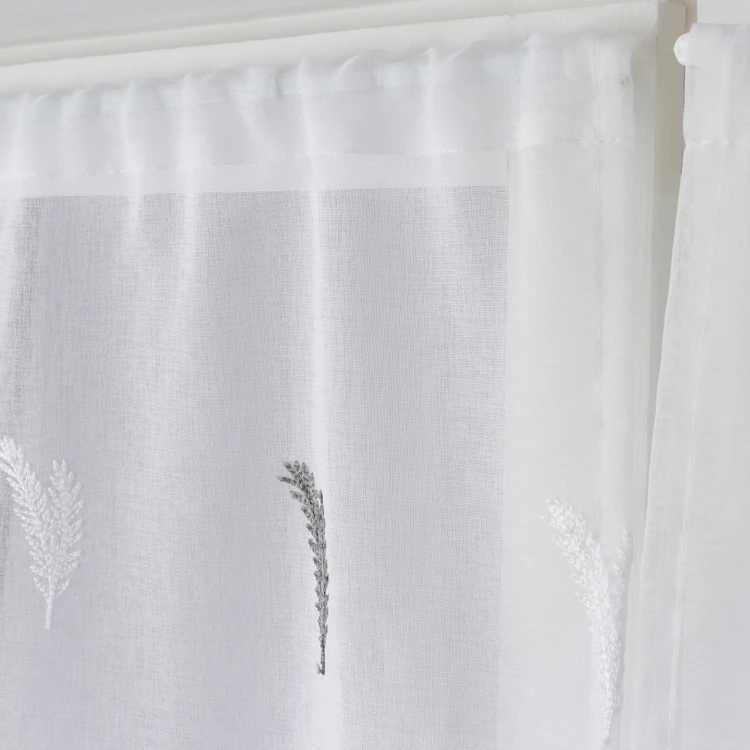 Paire de petits voilages aux broderies bicolores