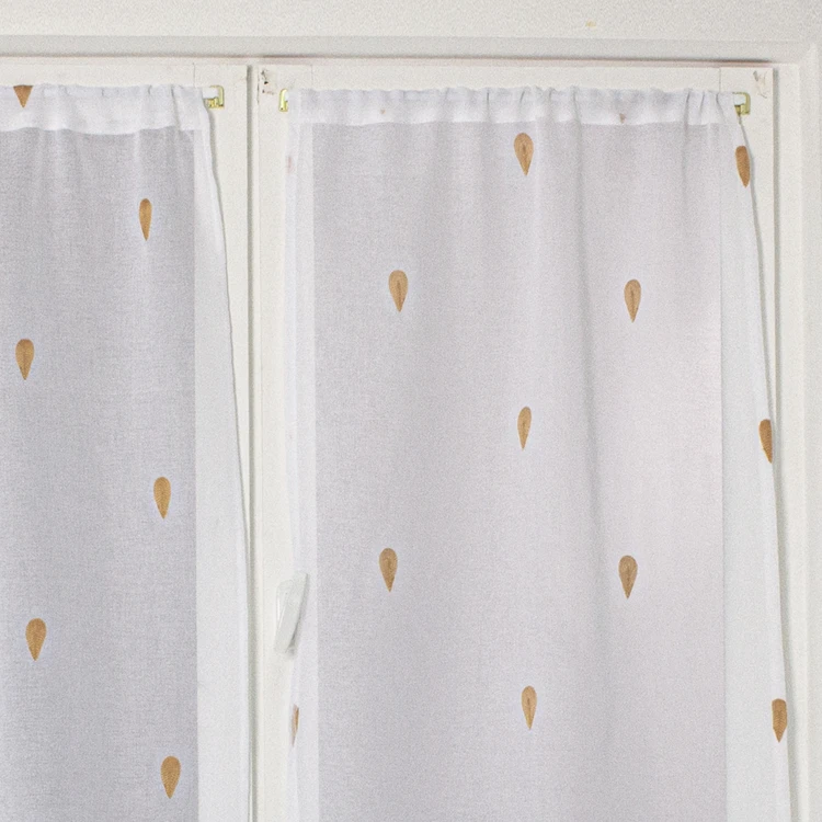 Par de cortinas rectas bordadas con gotas