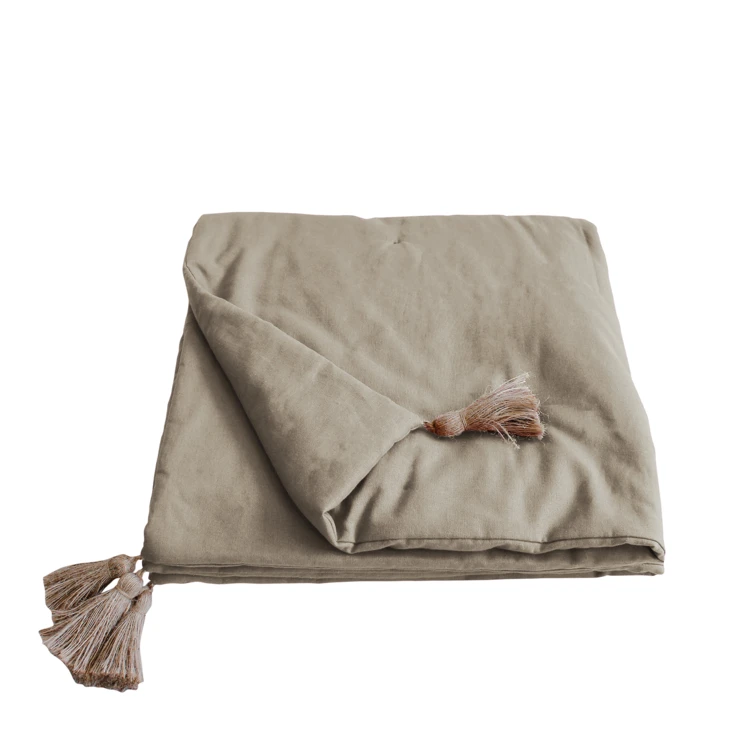 Panama-Steppdecke mit Pompons aus Jute