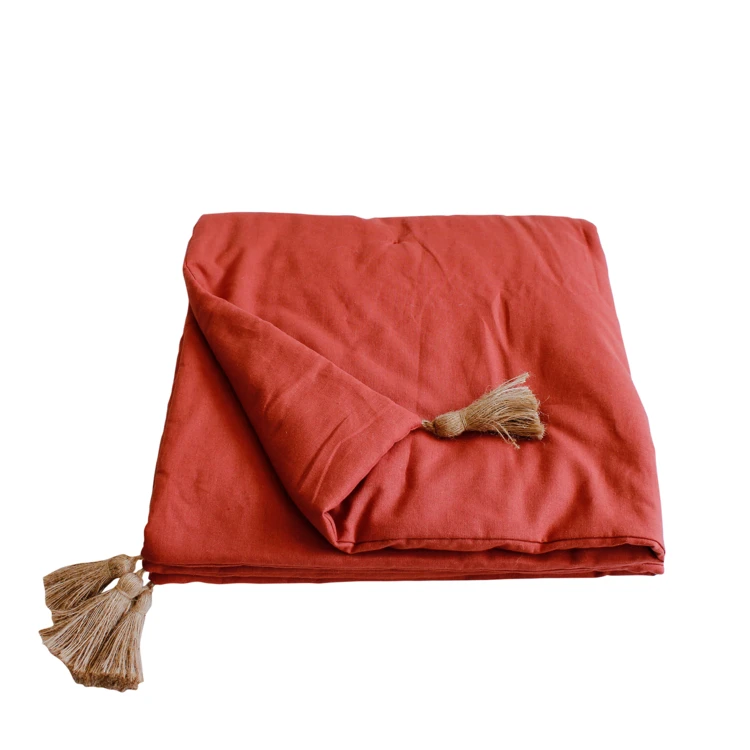 Panama-Steppdecke mit Pompons aus Jute