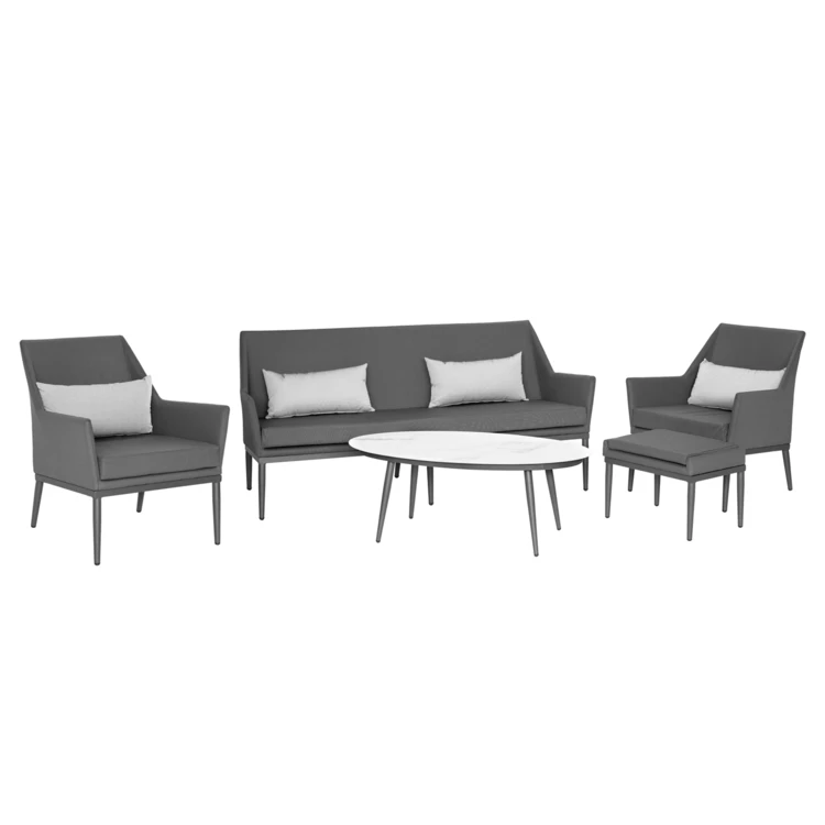 Entspannungslounge mit Tisch aus Marmorimitat