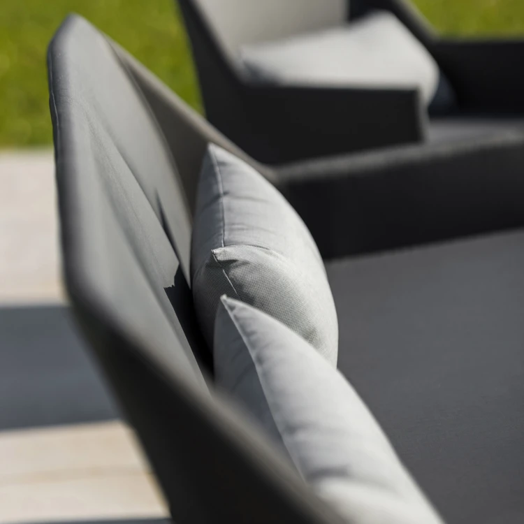 Entspannungslounge mit Tisch aus Marmorimitat