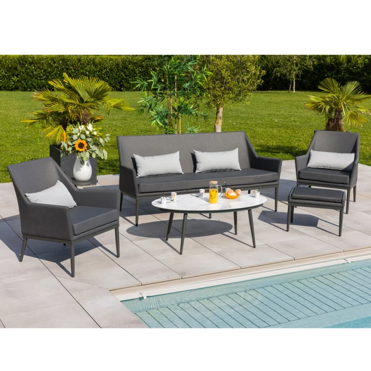 Entspannungslounge mit Tisch aus Marmorimitat
