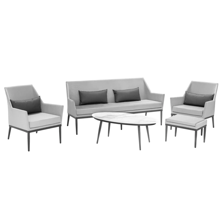 Entspannungslounge mit Tisch aus Marmorimitat