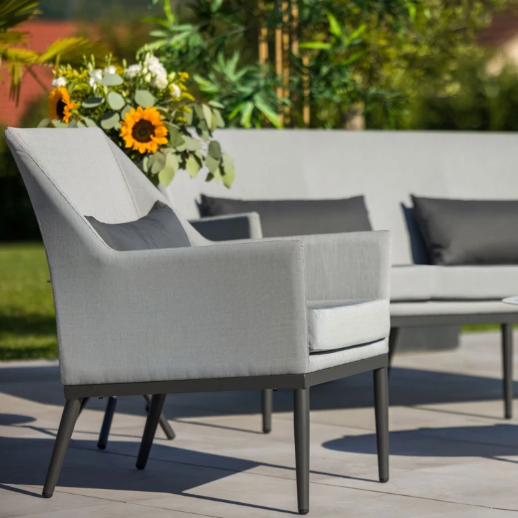 Entspannungslounge mit Tisch aus Marmorimitat