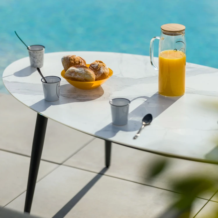 Entspannungslounge mit Tisch aus Marmorimitat