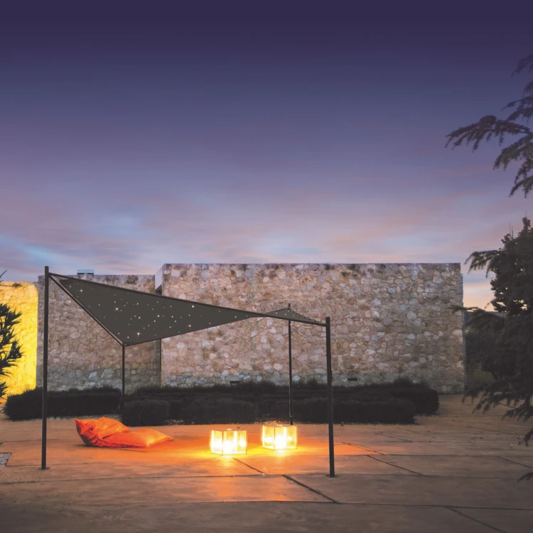 Pavillon mit gespannter Bespannung und integrierten LEDs