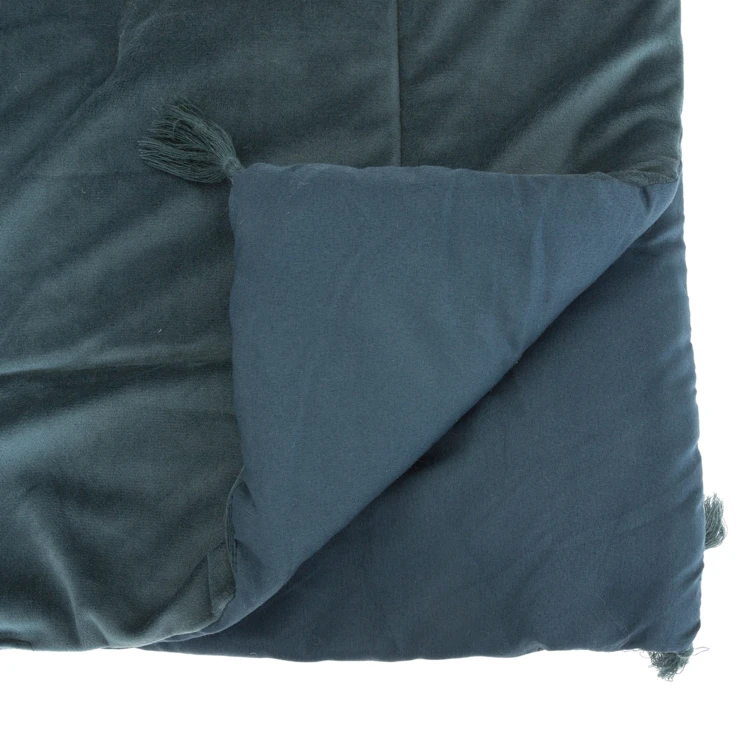 Trapunta in velluto con nappe