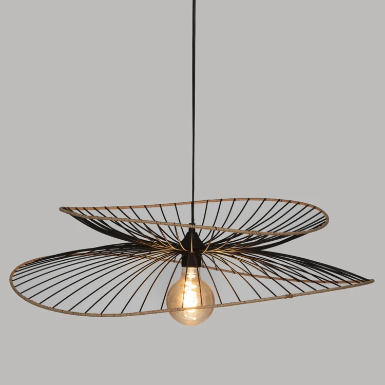 Design hanglamp van metaal en raffia