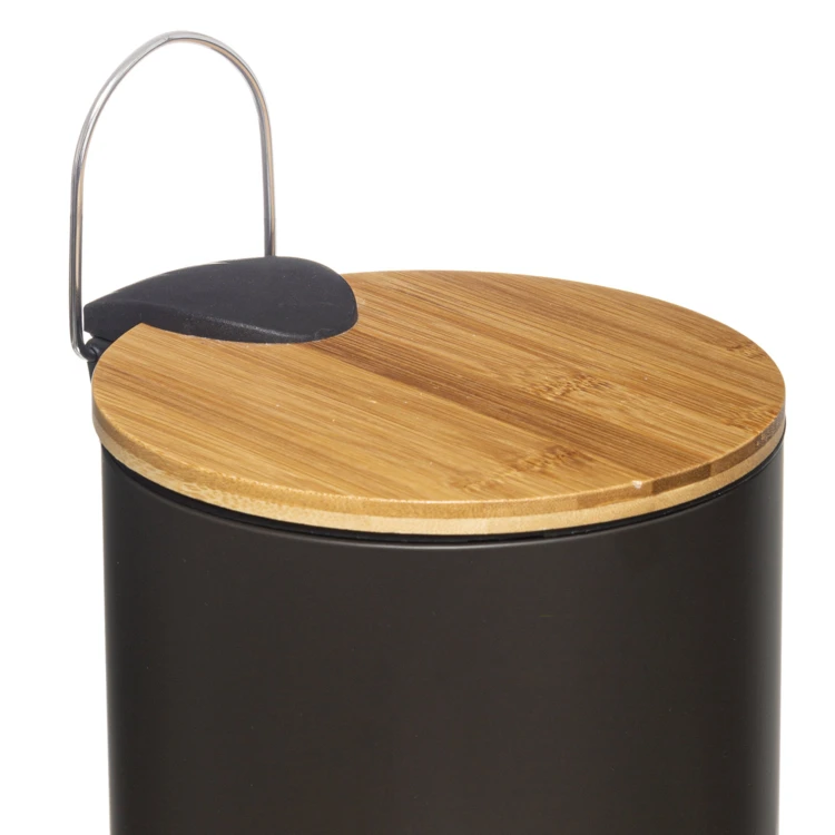 Farbiger Mülleimer mit Bambusdeckel