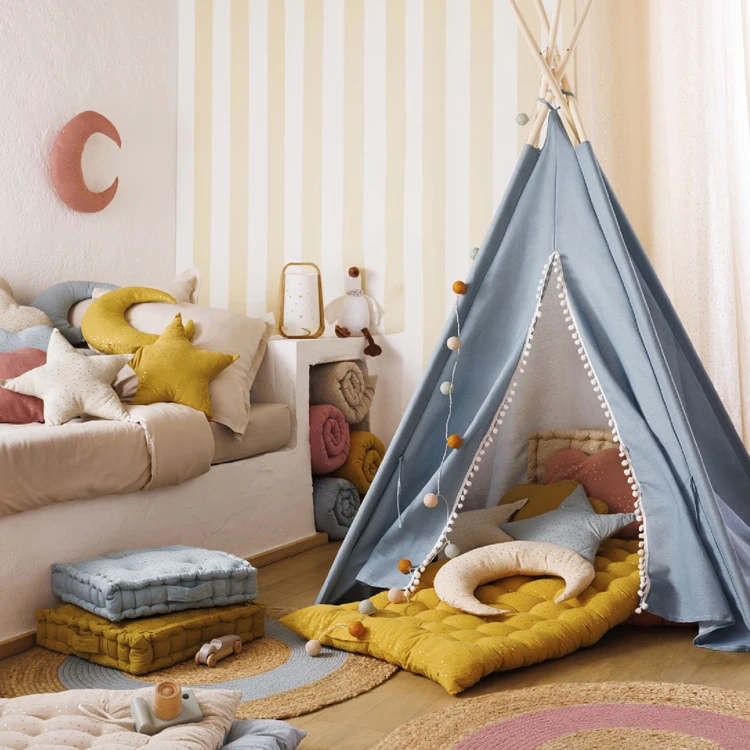 Tipi mit runden Pompons