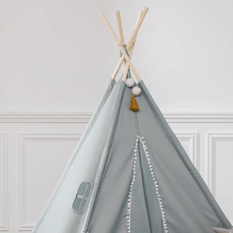 Tipi mit runden Pompons