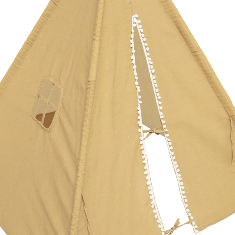 Tipi mit runden Pompons