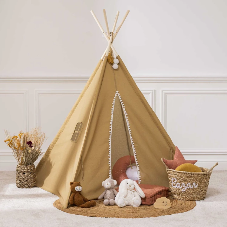 Tipi mit runden Pompons