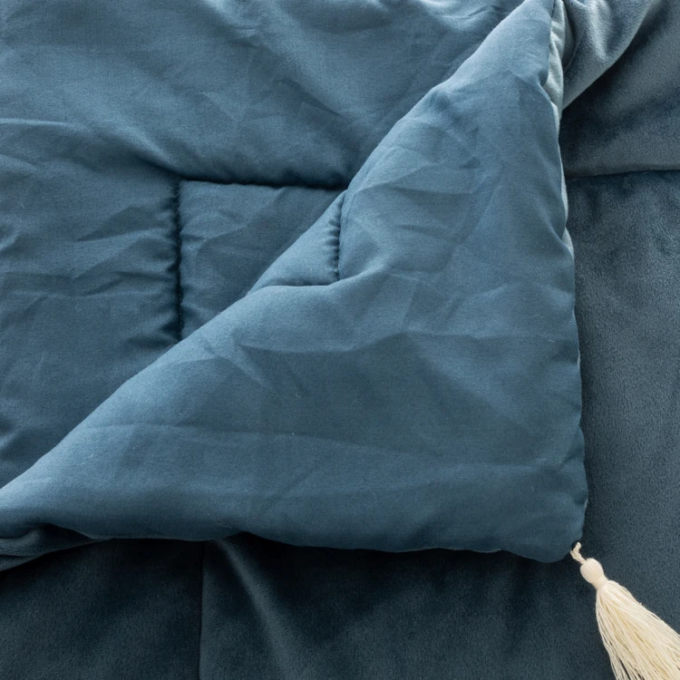 Trapunta in velluto con nappe