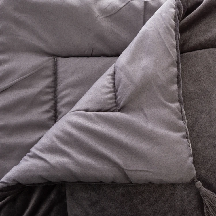 Trapunta in velluto con nappe