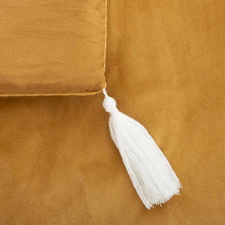 Trapunta in velluto con nappe