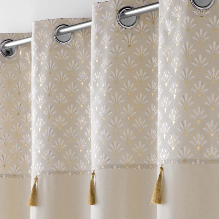 Cortina com estampado e topo metálico