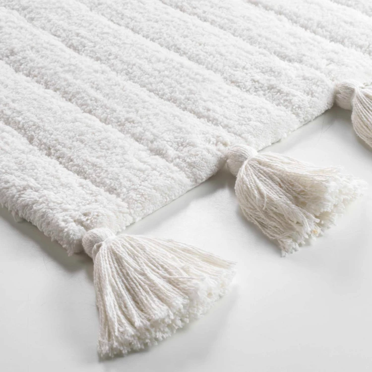 Unifarbener Badeteppich mit Pompons