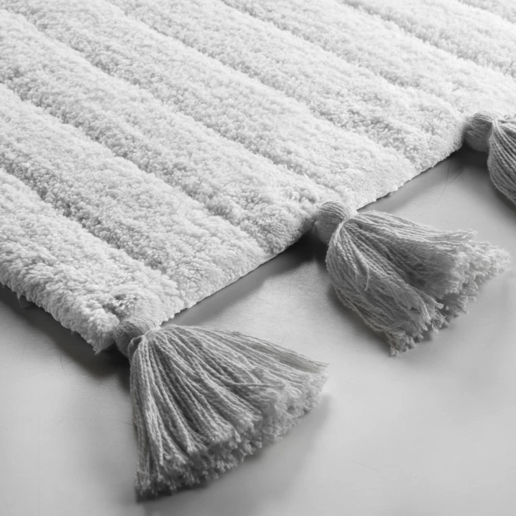 Unifarbener Badeteppich mit Pompons