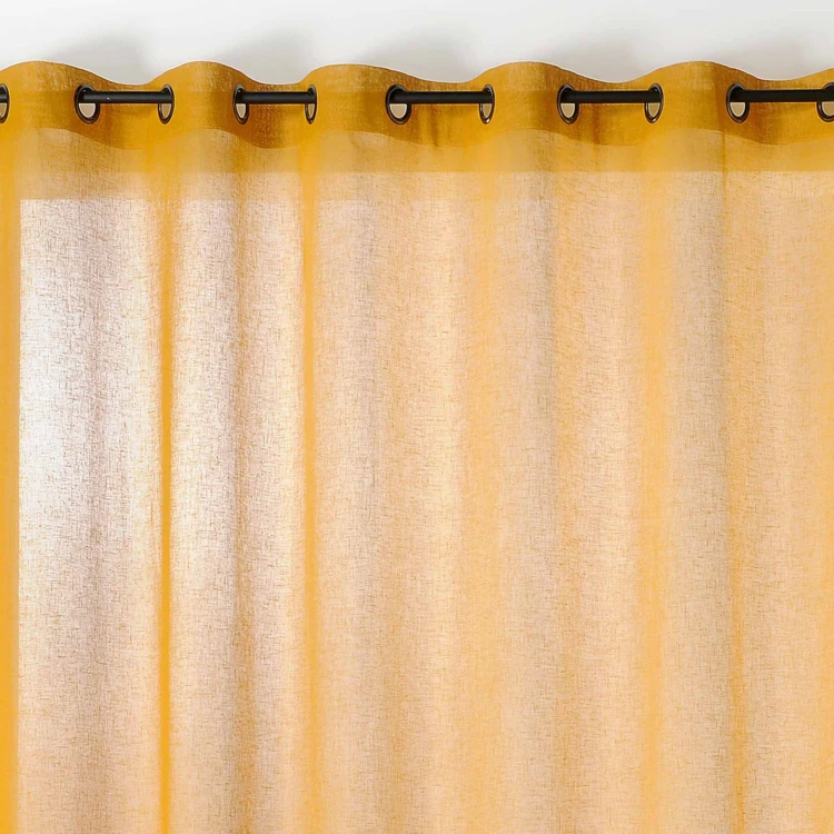 Halbtransparenter Vorhang in großer Breite