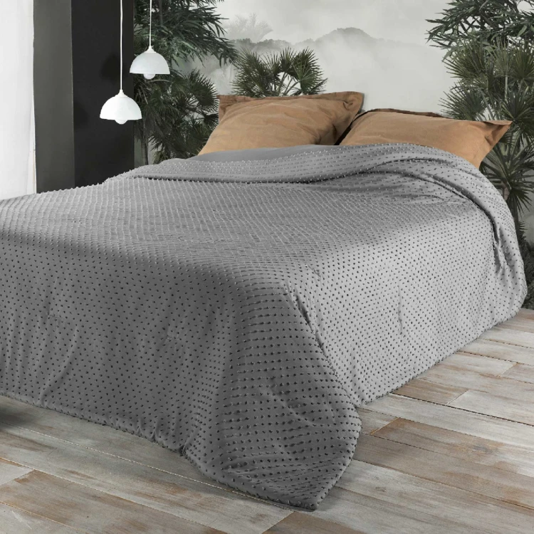Colcha de cama com pequenas borlas