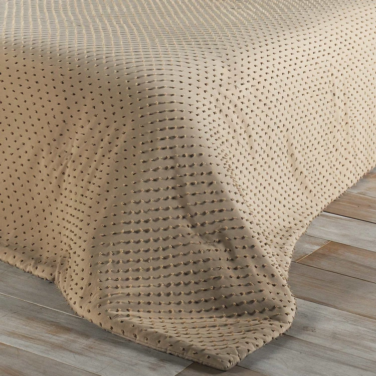 Colcha de cama com pequenas borlas