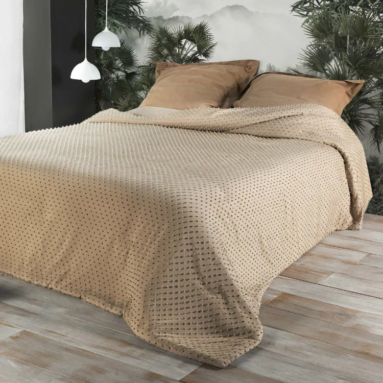 Colcha de cama com pequenas borlas
