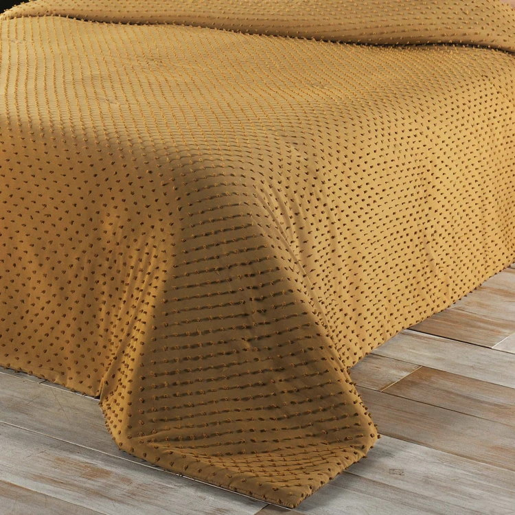Colcha de cama com pequenas borlas