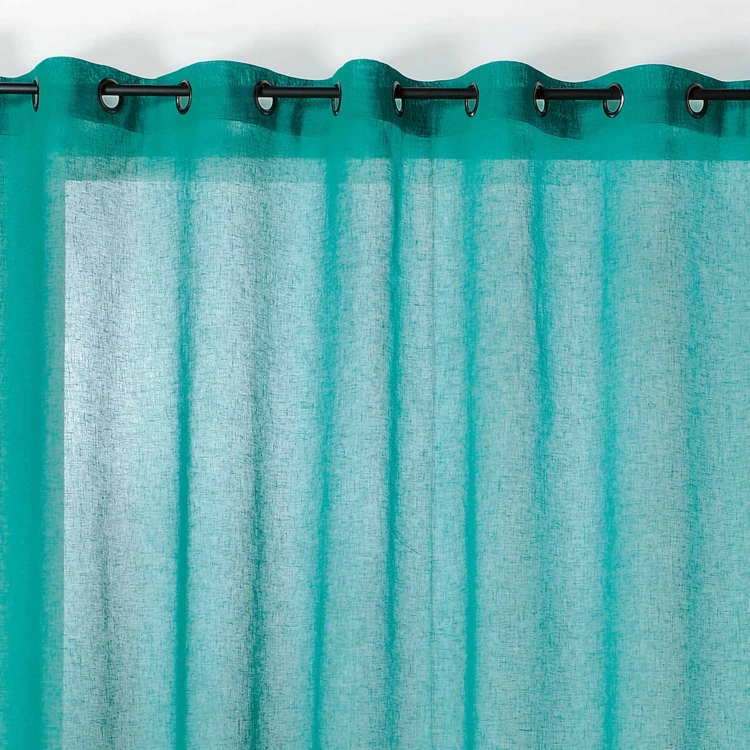 Halbtransparenter Vorhang in großer Breite