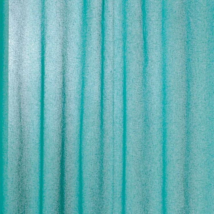 Halbtransparenter Vorhang in großer Breite