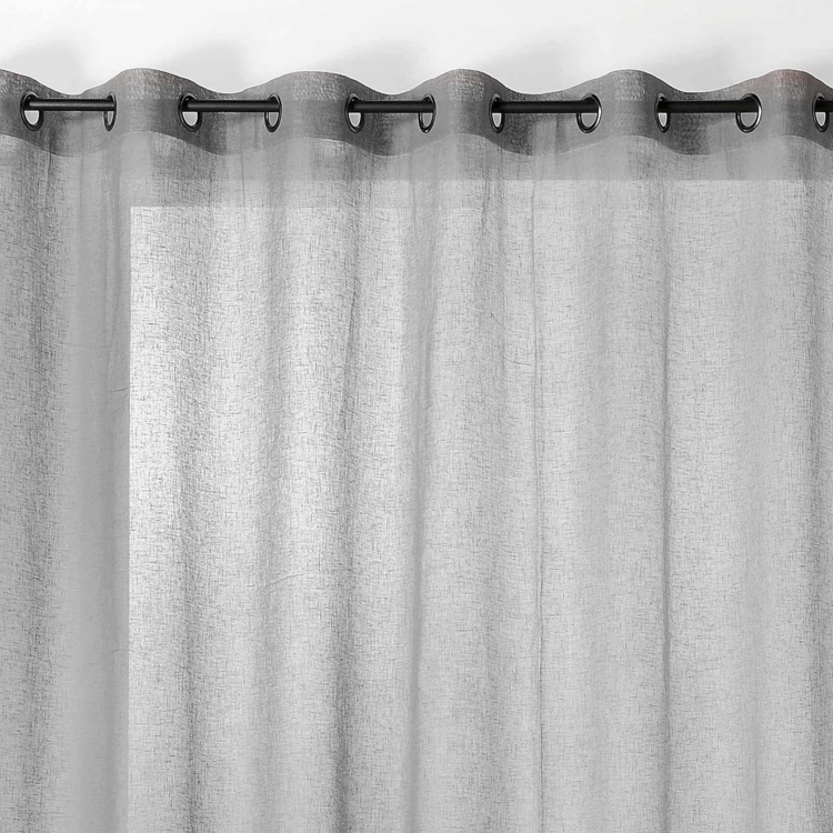 Halbtransparenter Vorhang in großer Breite