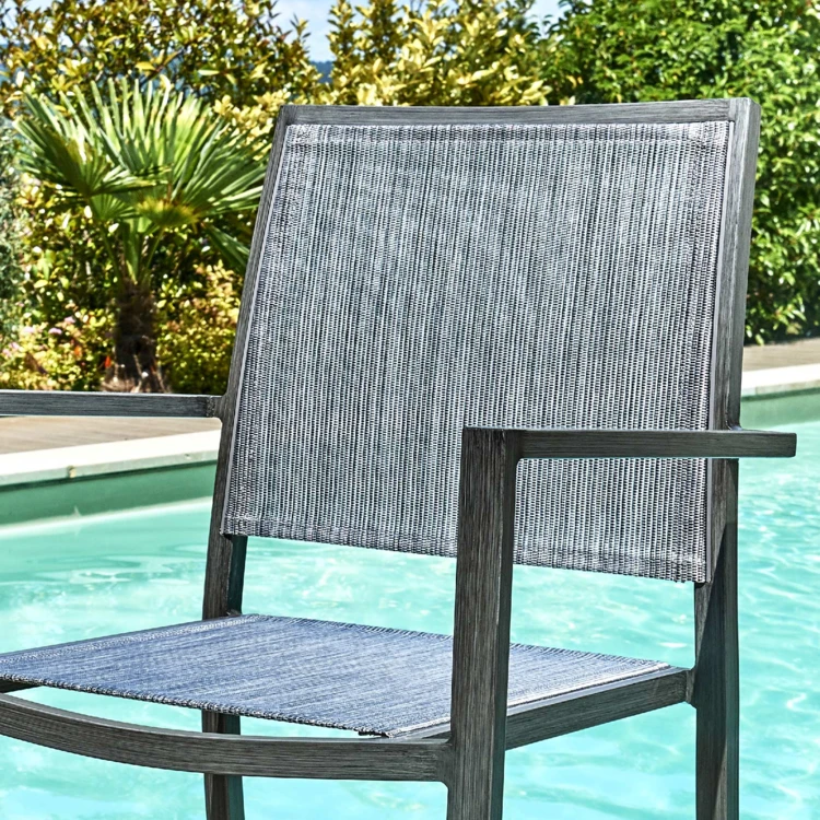 Fauteuil empilable en finition teck recyclé