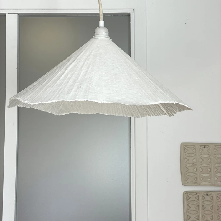 Pantalla de cono de papel maché