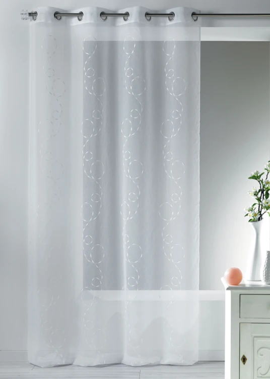 Tessuto leggero per tendine con ricami decorativi