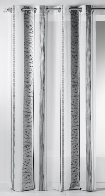 Cortina de organza com riscas verticais e padrão