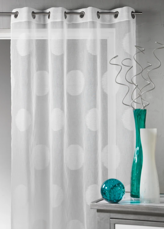 Cortina transparente com bolinhas grandes em tons sobre tons