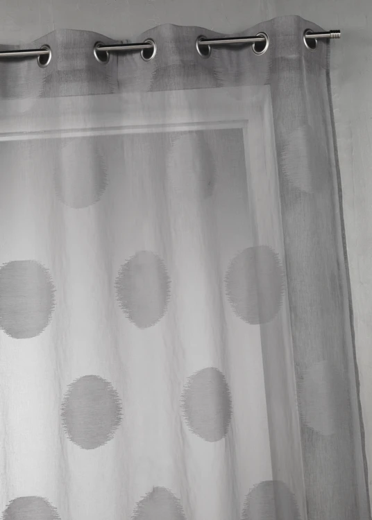 Cortina transparente com bolinhas grandes em tons sobre tons