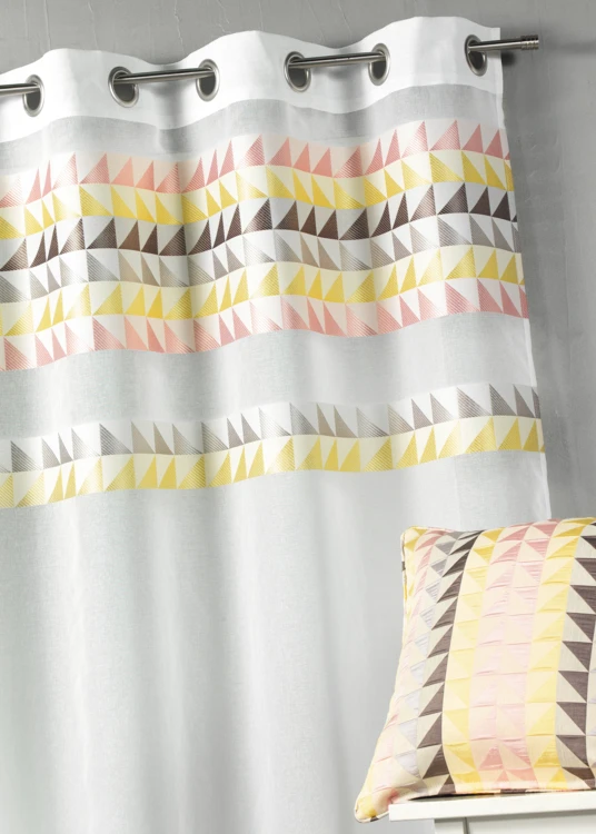 Cortina transparente com friso estampado com triângulos