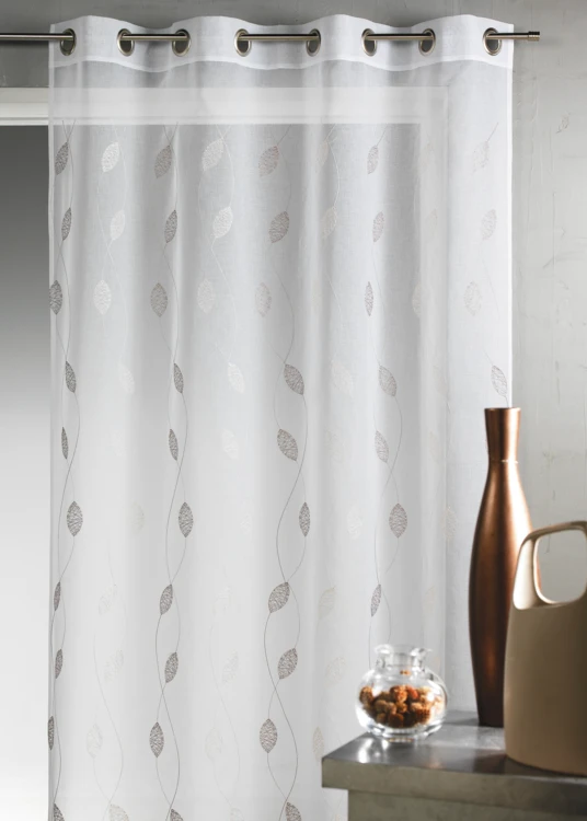 Bestickter Vorhang mit Blattmotiven