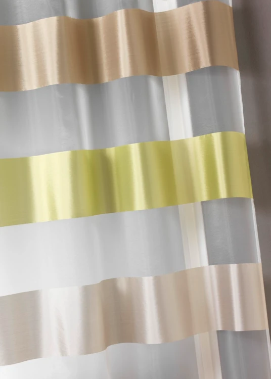 Vorhang mit breiten horizontalen Streifen aus zwei Materialien