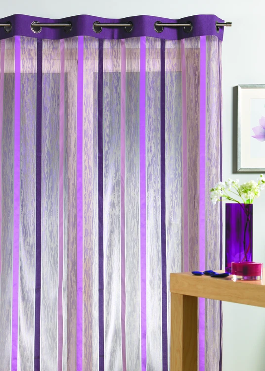 Cortina de organza com riscas verticais e forro