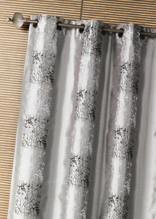Cortina de shantung bordada com faixas de motivos étnicos