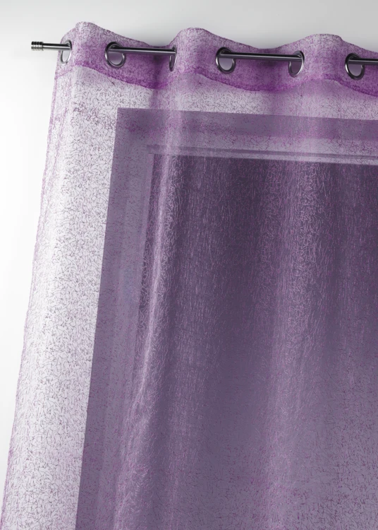 Cortina difusora de organza bordada con ojales