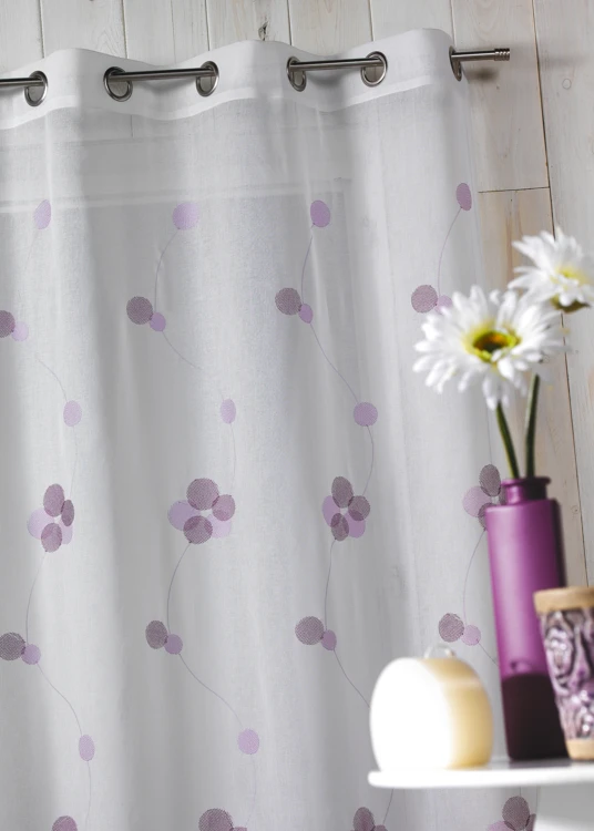 Cortina transparente bordada com motivos florais circulares e linhas onduladas