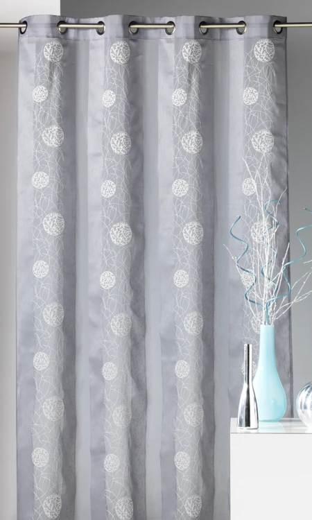 Cortina de organza bordada com motivos redondos
