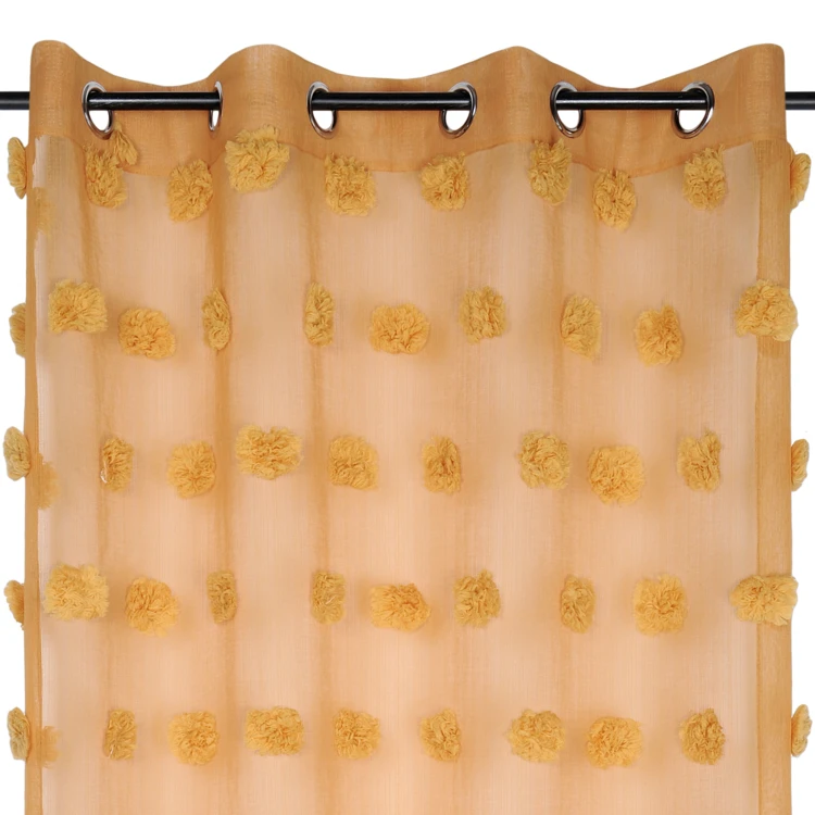 Visillo con pompones bordados