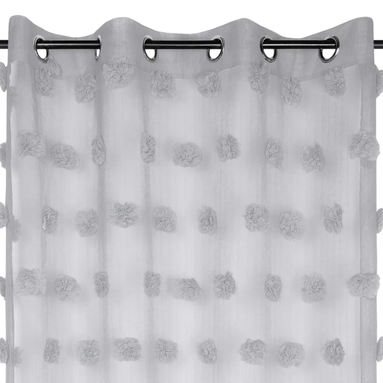 Visillo con pompones bordados