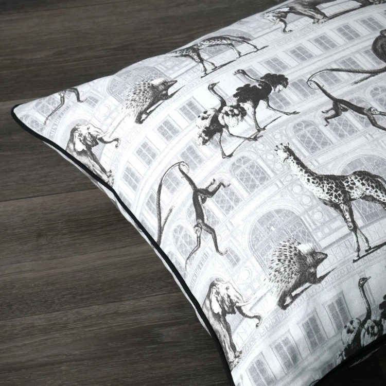 Coussin passepoilé au style décalé